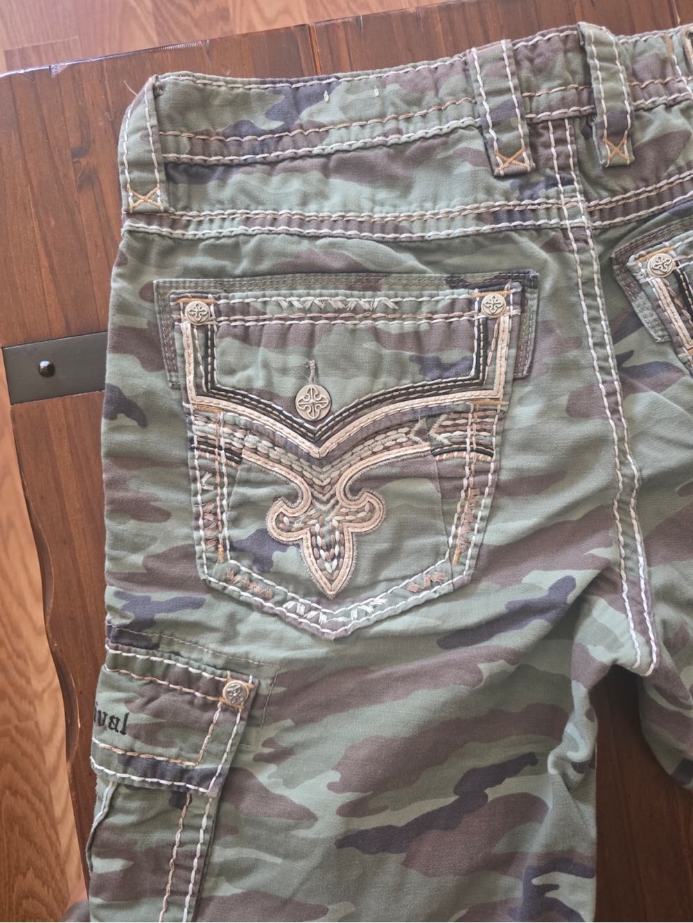 Like New! Men’s Rock Revival Shorts. Size 34. With 4 Shirts!!! Camo Shorts. - Picture 10 of 12